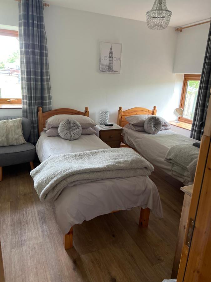 Bed and Breakfast Beudy Bach Cross Hands Exteriér fotografie