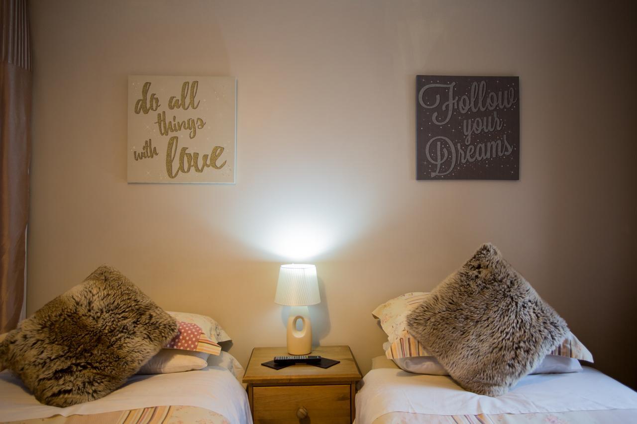 Bed and Breakfast Beudy Bach Cross Hands Exteriér fotografie